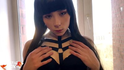 ホットブルネットはお金のために深く、敏感にファックする